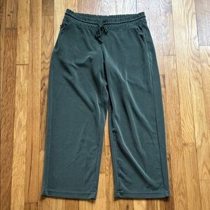 Athleta Seasoft Pants Medium Crop Straight Wide Leg Loungewear Green Olive FLAW